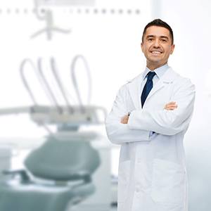 Image of a dentist ready to treat your dental emergency.